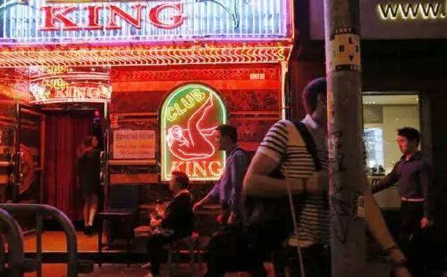 香港湾仔“红灯区”：夜店林立，霓虹铺满“温柔乡”