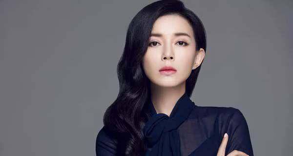 此外,刘敏还曾担任过山东卫视娱乐栏目《阳光快车道》的主持人,她和