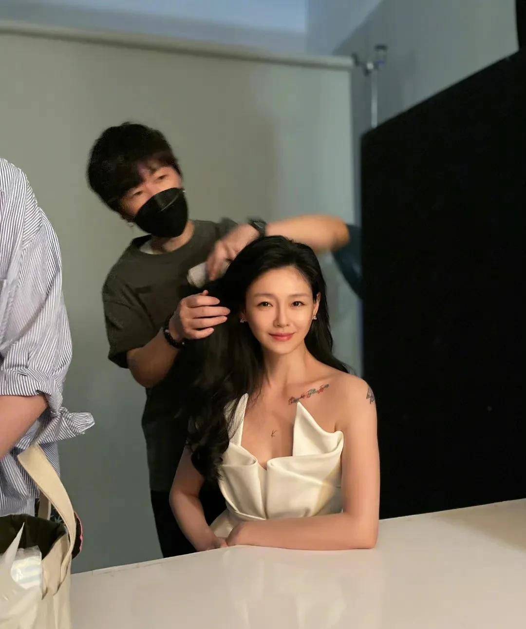 大s正式复出,广告生图又美又少女,把具俊晔名字纹胸口好甜蜜_工作