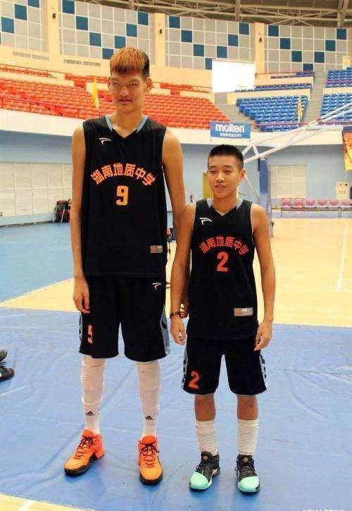 19岁身高达225公分,刚刚被上调到一队,很有可能会统治cba内线_高世鳌