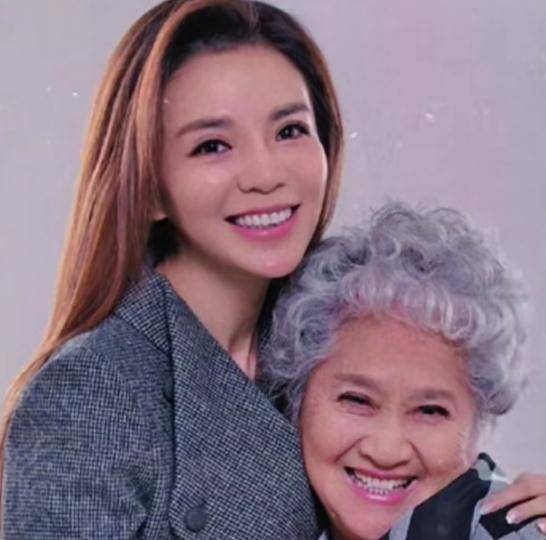 朱迅晒84岁妈妈旧照,颜值惊艳不输女明星,今头发花白富态十足_母亲