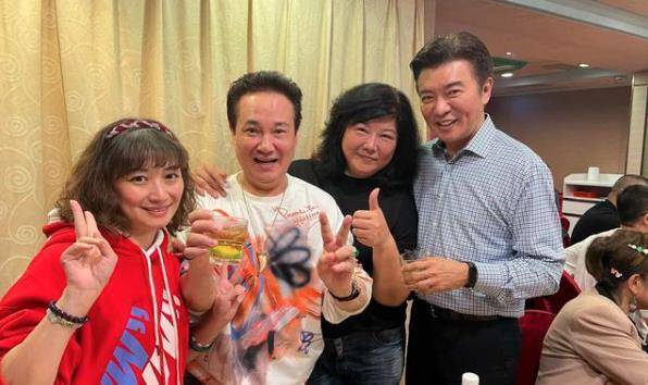 66岁"琼瑶男星"现身聚会,发量浓密酒窝帅气,靠"养狗"发家_张佩华_妻子