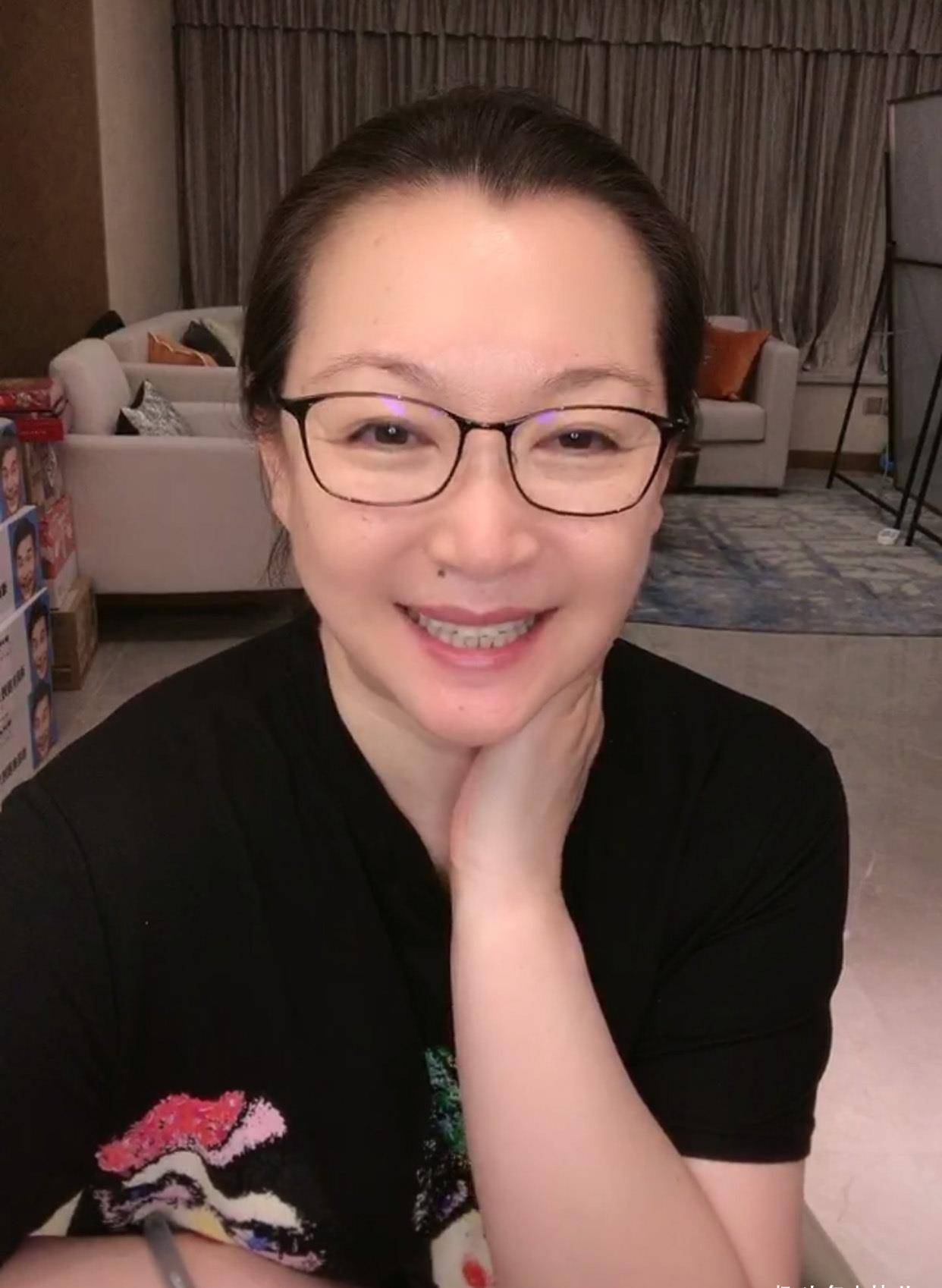 赵本山55岁妻子马丽娟出镜首秀,首次坦言如何做好妈妈_教育_赵珈萱