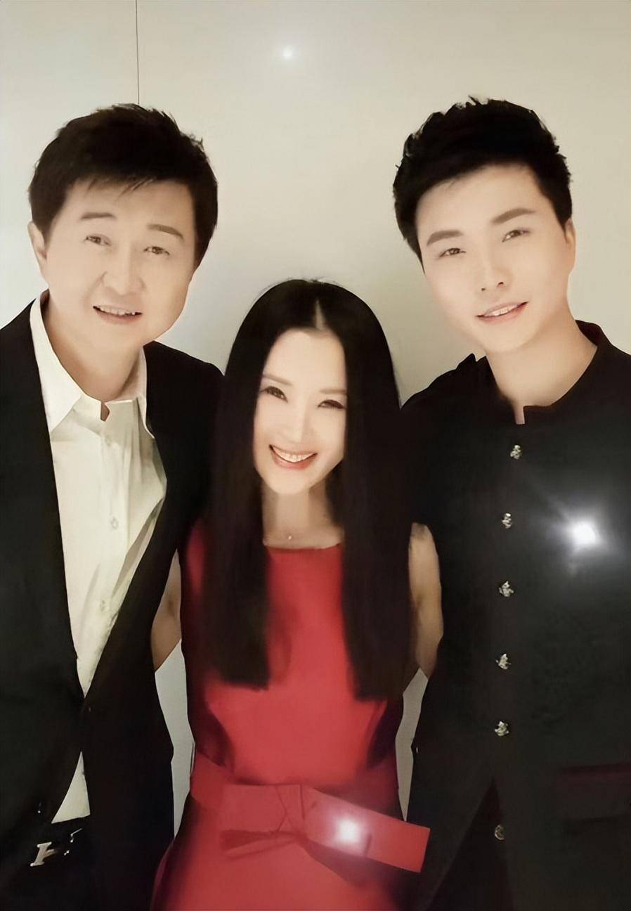 56岁付笛声深夜马路唱歌,被指扰民,曾捐款10万援助四川被嫌太少_任静