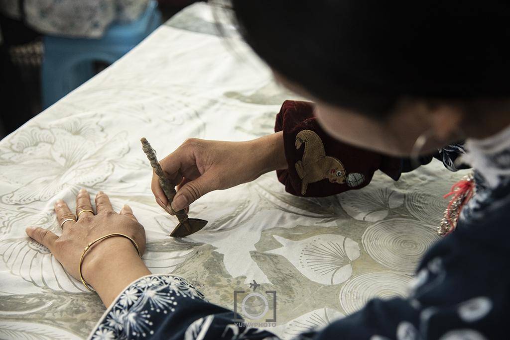 藏在深山里的千年史诗，苗族妇女以蜡为墨，画出民族迁徙的传说