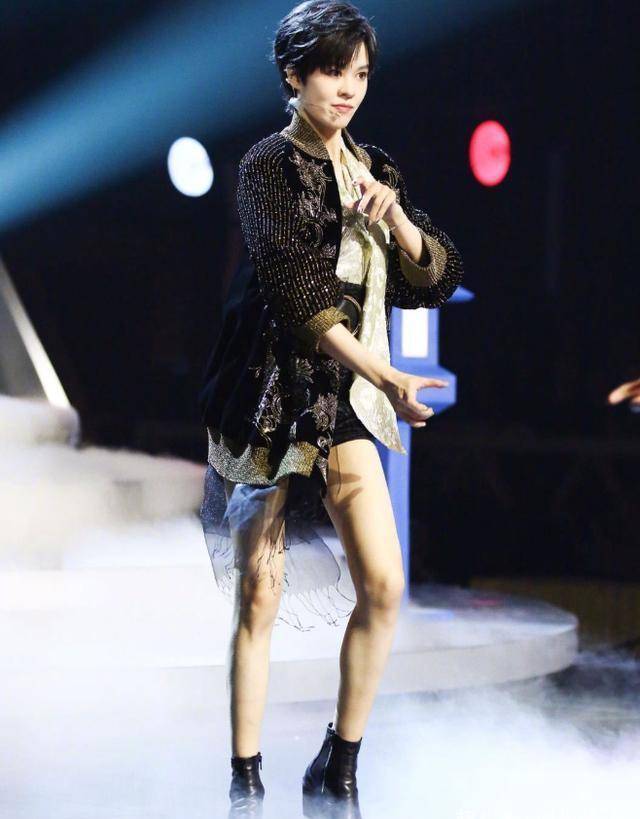 36岁郁可唯大换风格,演出为秀腿也太拼了,黑色短裤紧勒到大腿根_身材