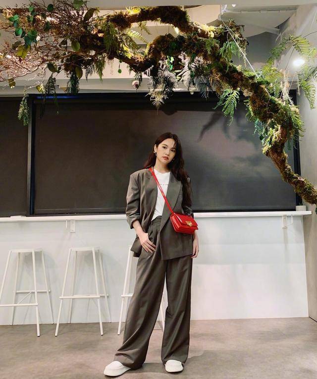 杨丞琳入秋穿搭来了!展现小个子风格,穿出高挑时髦效果 _时尚_舞儿网