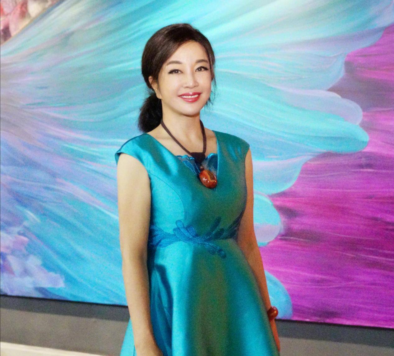 64岁刘晓庆上出镜,时尚穿搭配翡翠项链减龄又时髦,妥妥的翡翠控