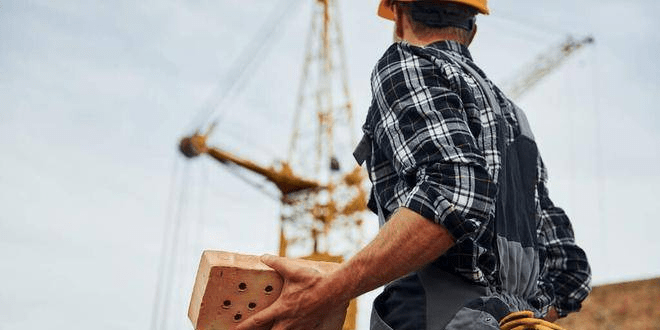 吊车驾驶员招聘信息 广东汕尾找随车吊车司机月薪5000包吃住_项目