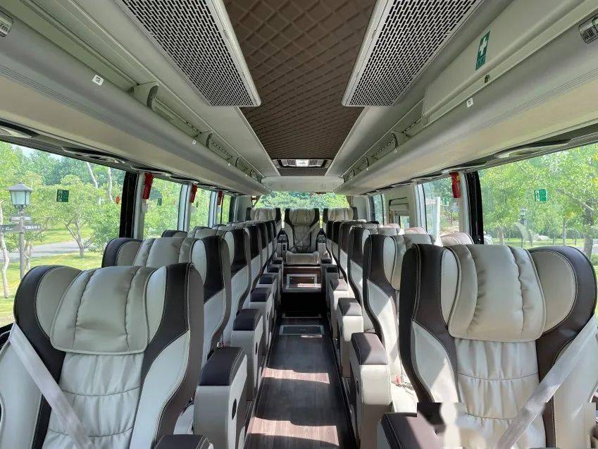 宇通zk6907h尊享版客车,采用1 1座椅布局,相比同米段车型座位数