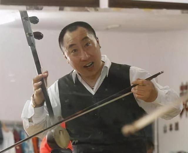 喜欢看赵本山二人转的应该都会知道一个叫张小光的二人转演员,赵本山