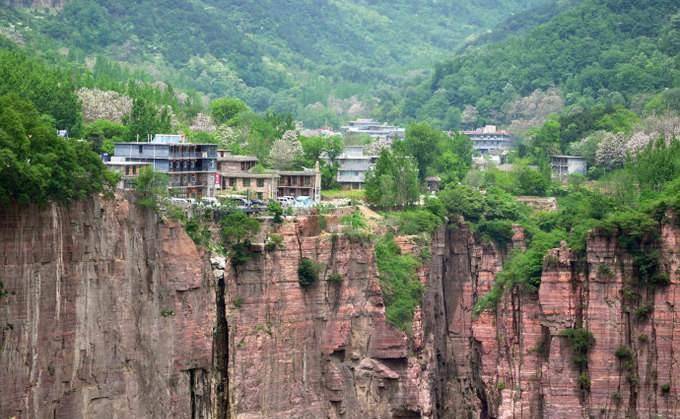 全国最“危险”的村庄，位居海拔1700米的山峰上，还有人居住吗？