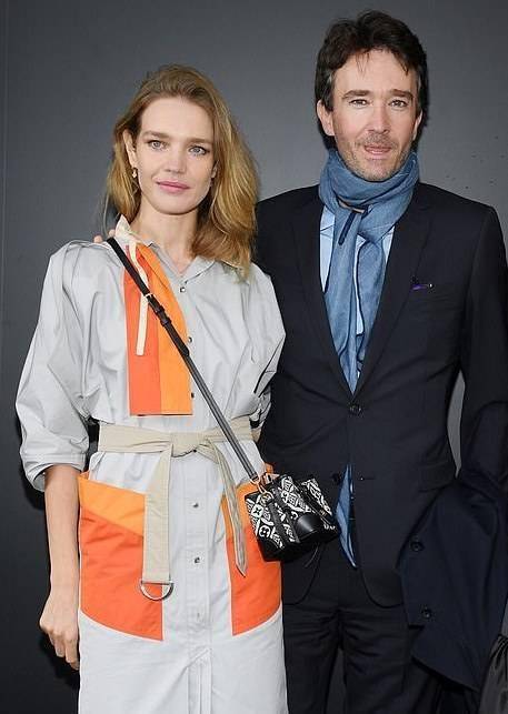 lv太子爷夫妇恩爱出街!