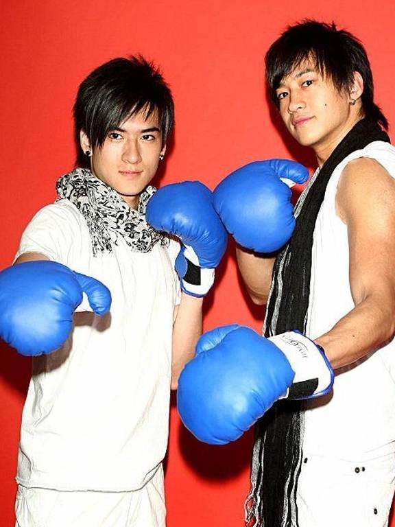 这时,潘沿美一人孤独地站在门口,呆呆地望着漆黑的天空,听着室外一声