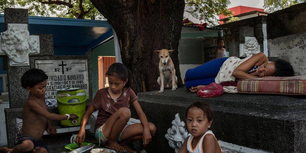 菲律宾活死人区：穷人住进公墓，扔死人骨头，躺棺材上看电视