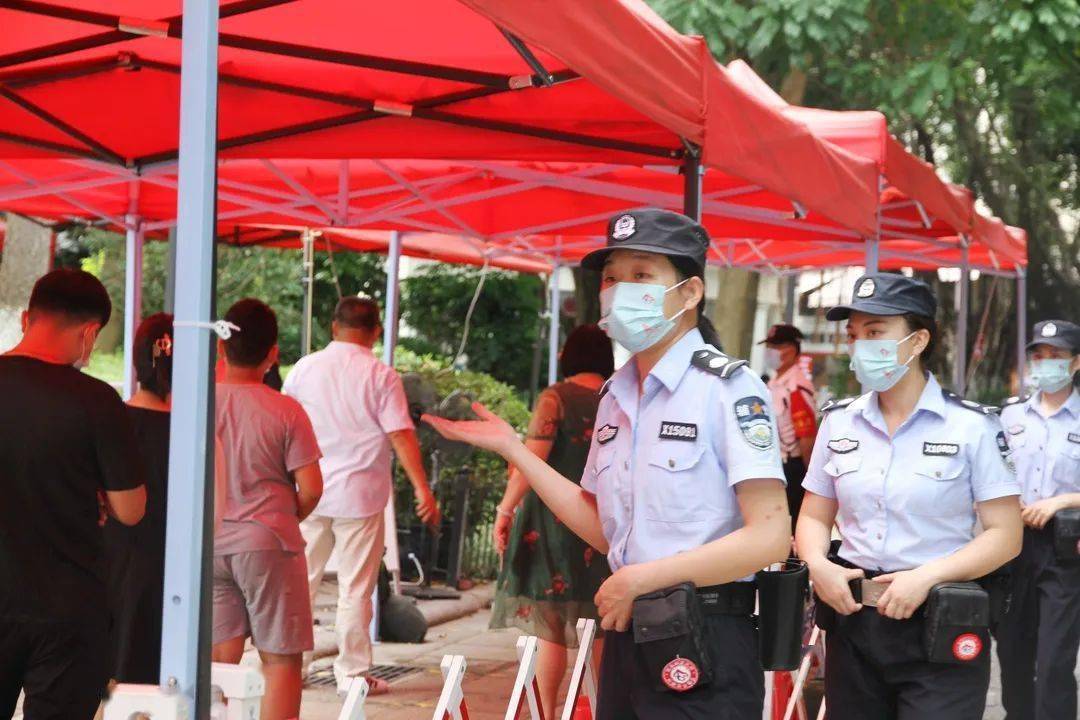 嶼家親女警隊隊員筆直地站在碼頭前廣場,警用八大件裡,備著鼓浪嶼