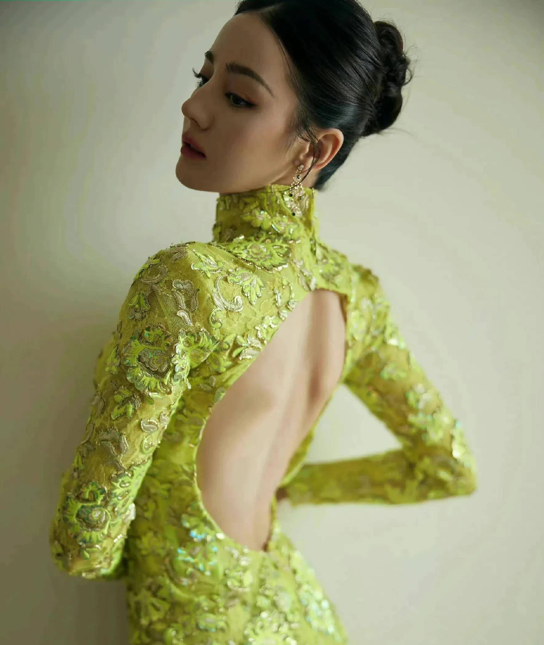 娱乐圈以瘦为美,女星身材有多卷,迪丽热巴蝴蝶骨,赵丽颖小蛮腰_直角