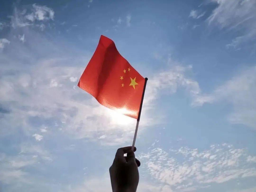 剪影拍摄法利用光影效果,拍出人像在国旗上的剪影,很有艺术感觉哦!