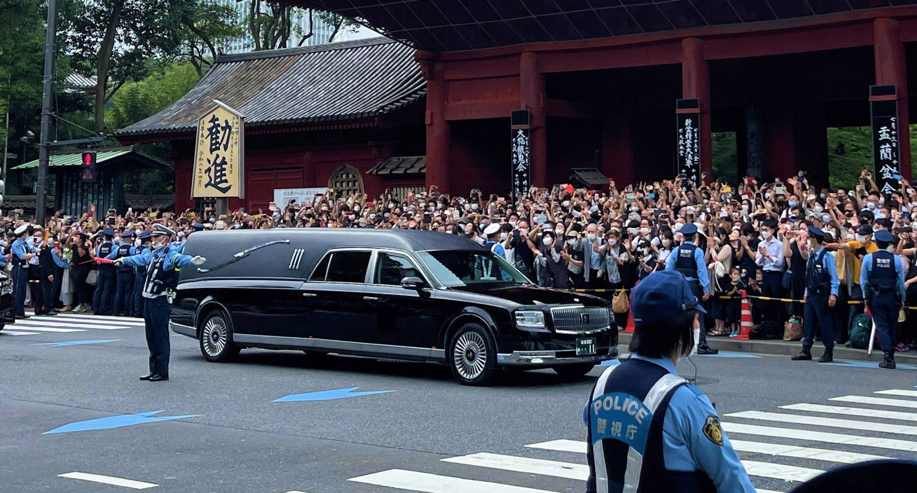 7月,安倍丧礼结束后灵车绕行东京街头,民众夹道送别按照传统,日本德仁