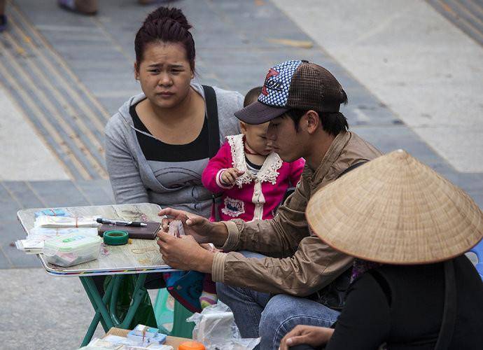实拍中越边境线上的越南小商贩：操着流利中文，一遇游客疯狂推销