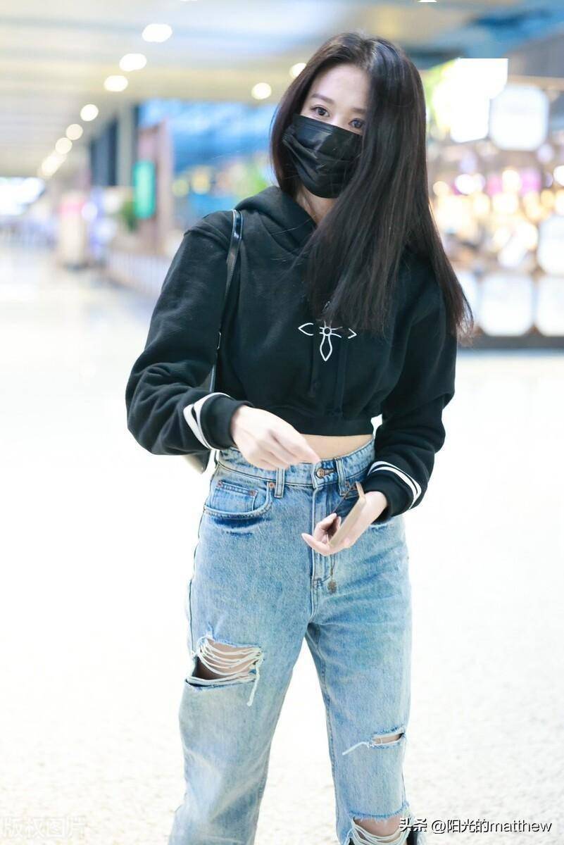颖儿黑色连帽短衫搭破洞牛仔裤现身机场,长发披肩满眼温柔_上海_机场