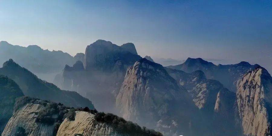 西望华山一段位于华山东门黄甫峪和杜峪之间的山梁《 王道岭 · 海拔