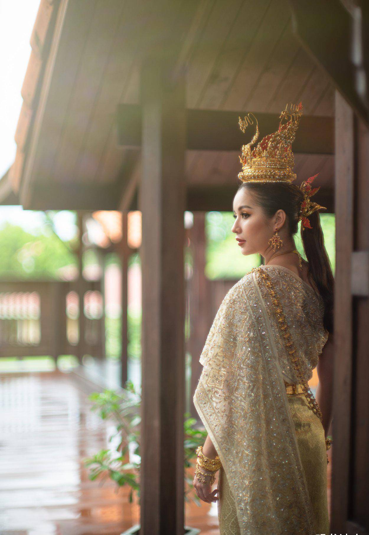 身穿泰式服装的美女模特,展现出来的异域时尚和时尚气质,让人心动