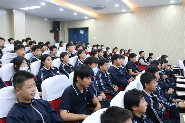 与法牵手,构建平安校园——盱眙县第三中学举行法制教育报告会_张超