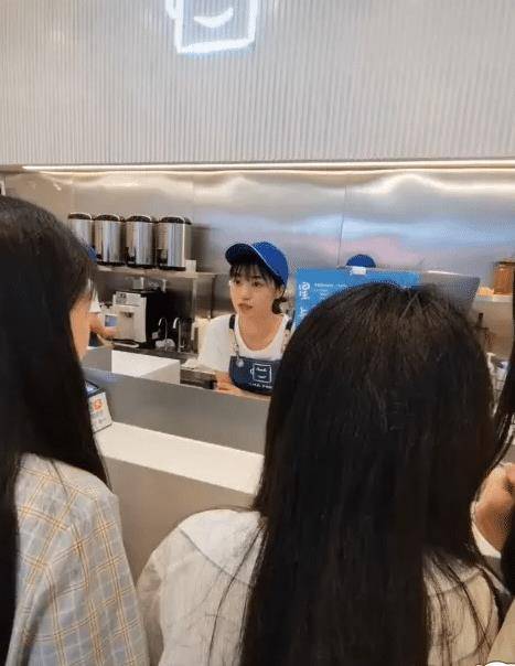 王俊凯家的"奶茶妹妹"火了,颜值不输章泽天,真实身份令人意外_网友