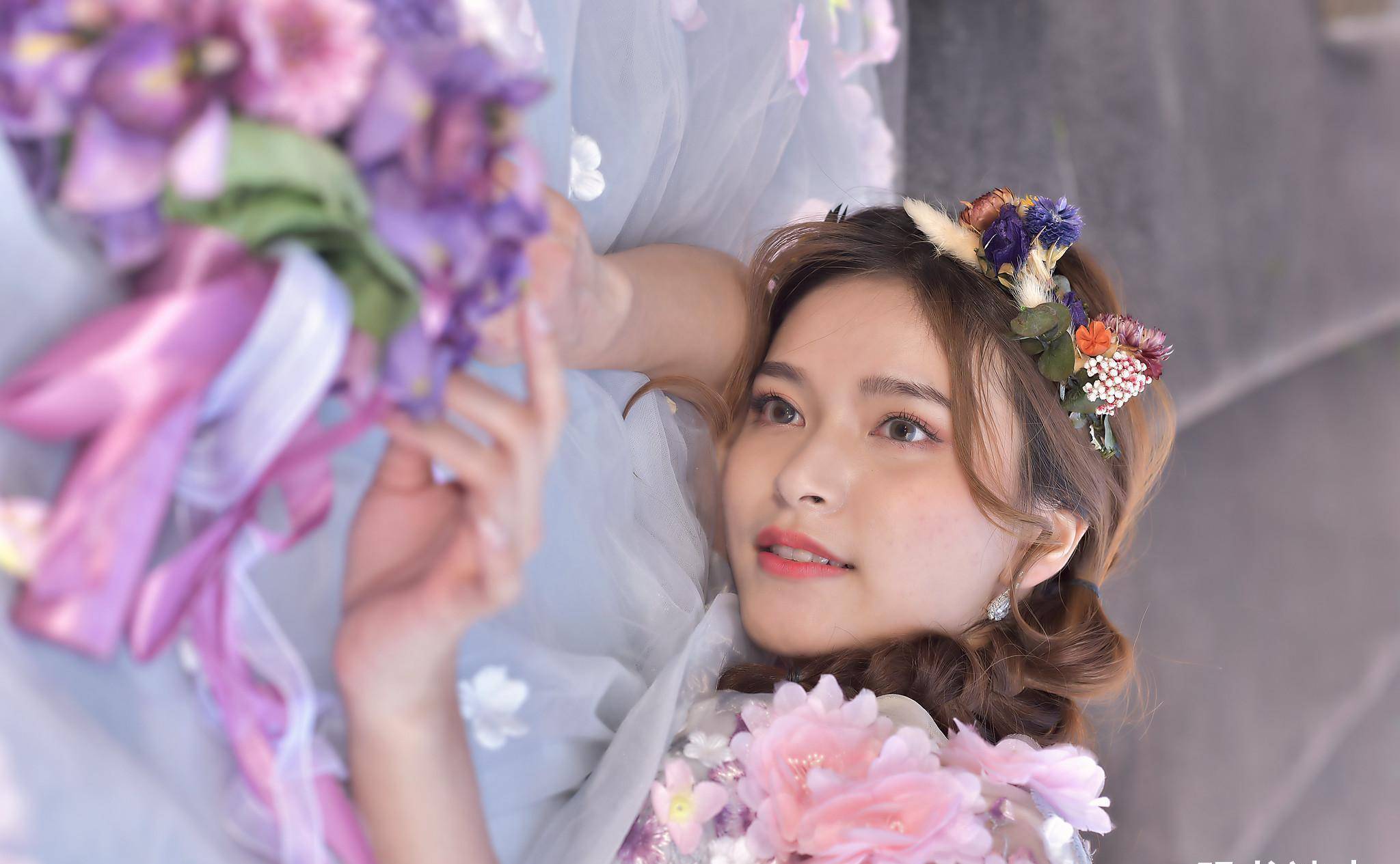 穿婚纱的美女模特,灿烂的笑容,甜美的脸蛋,格外清新靓丽_漂亮_美貌