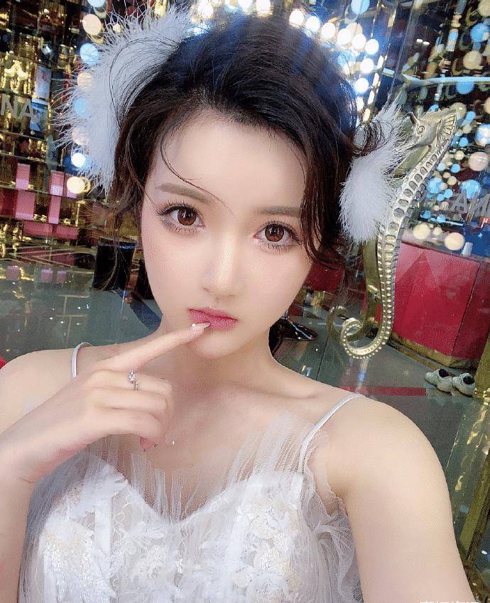 斗鱼主播"呆妹"拿第一遭质疑,怒怼超管;高颜值女主播时隔三年回归
