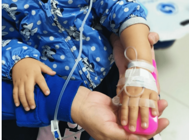 一个人打吊针手臂冰冷想哭很无奈? 教你一个办法,温暖输液不难受