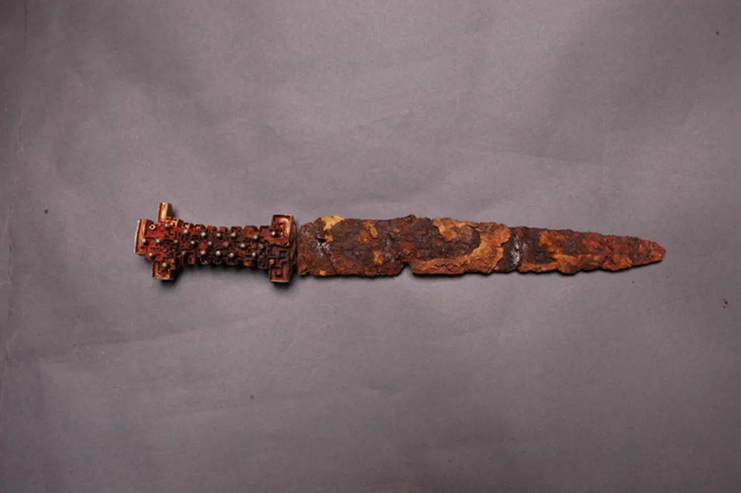 "秦剑之星"——嵌绿松石蟠虺纹金柄铁剑_秦国_宝鸡市_墓葬