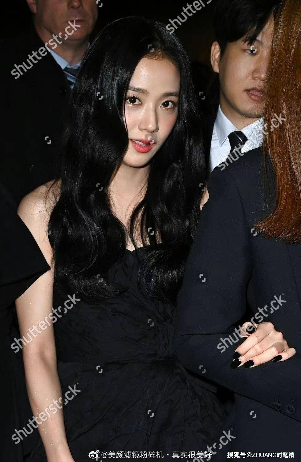 金智秀jisoo巴黎看秀,身穿黑色连衣裙.