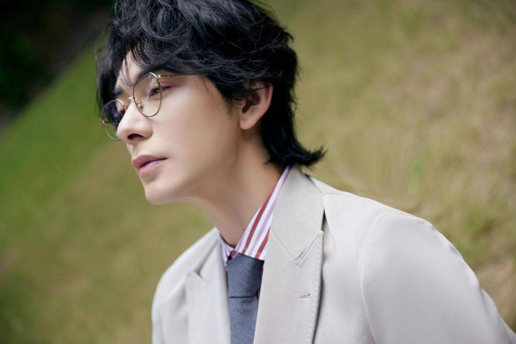 陈星旭发布秋日绿野写真 戴眼镜变身"斯文败类"_陈星旭_写真_绿野