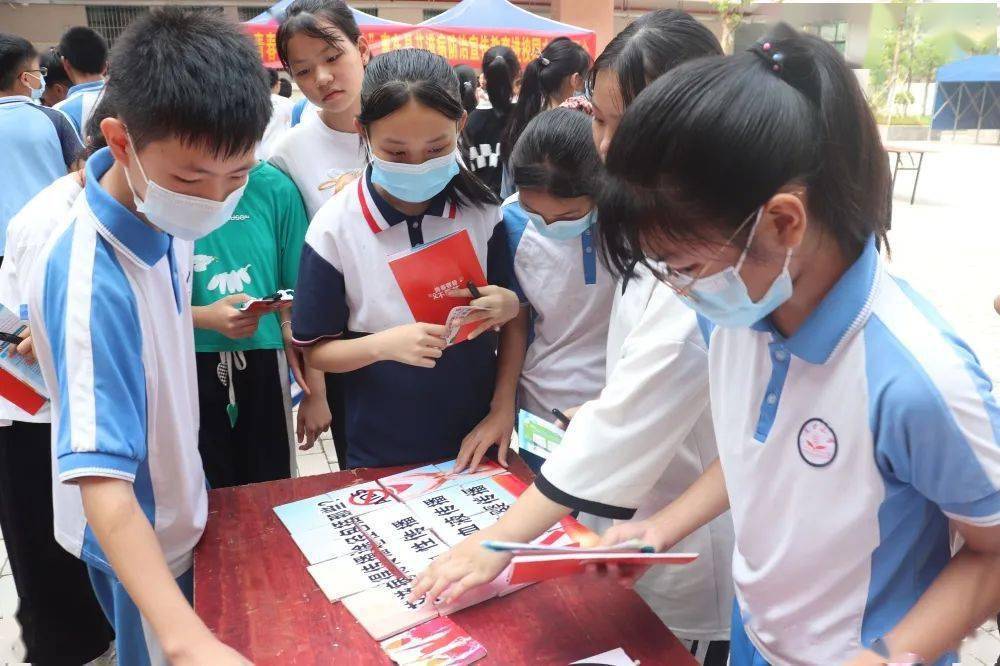享无艾人生"惠东县艾滋病防治宣传教育进校园主题游园会在飞鹅中学