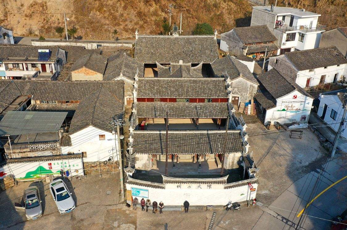 浙江宁海龙宫村的义门，是两朝五帝赐封的，被誉为天下第一家