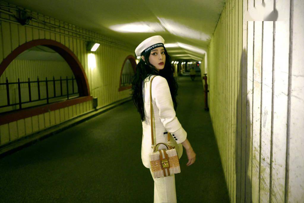 范冰冰出席上海时装周2023春夏秀场 白色西服套装出镜_上海_春夏_时装