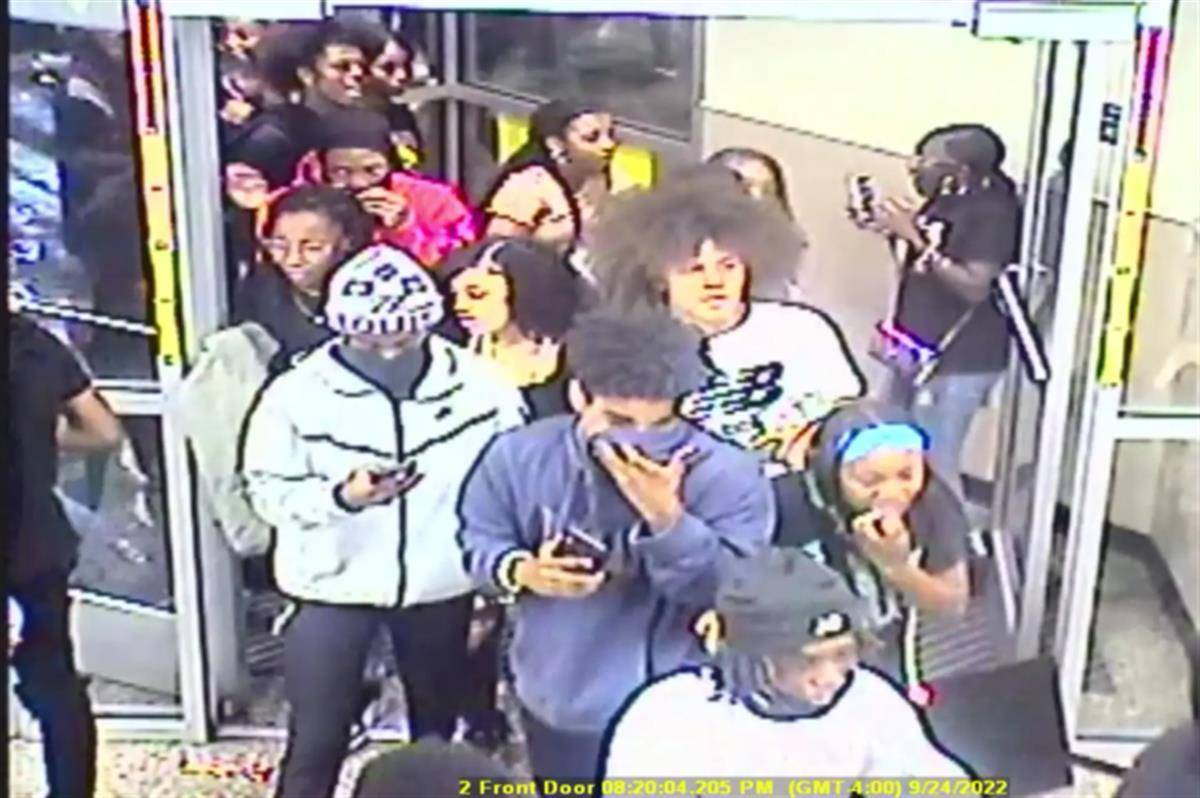 美国一便利店遭近百名青少年洗劫，最小的只有10岁_警方_费城_年轻人