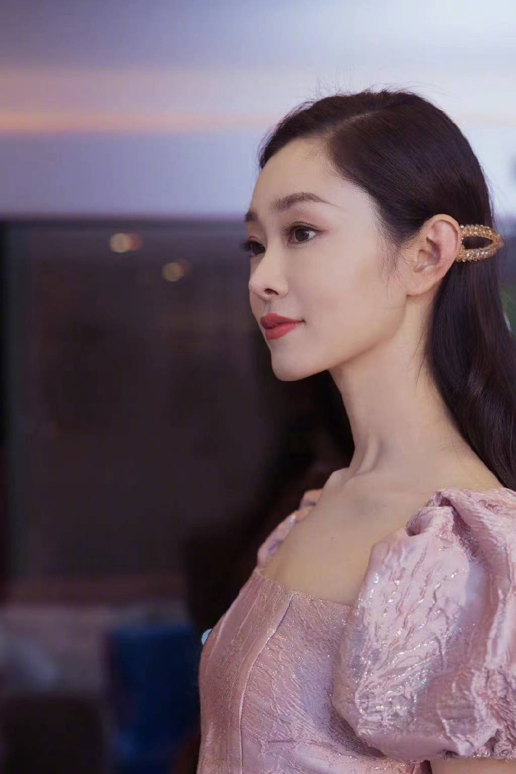 宋轶皮肤白皙真好看,身穿粉色公主裙元气满满,泡泡袖减龄又甜美_设计