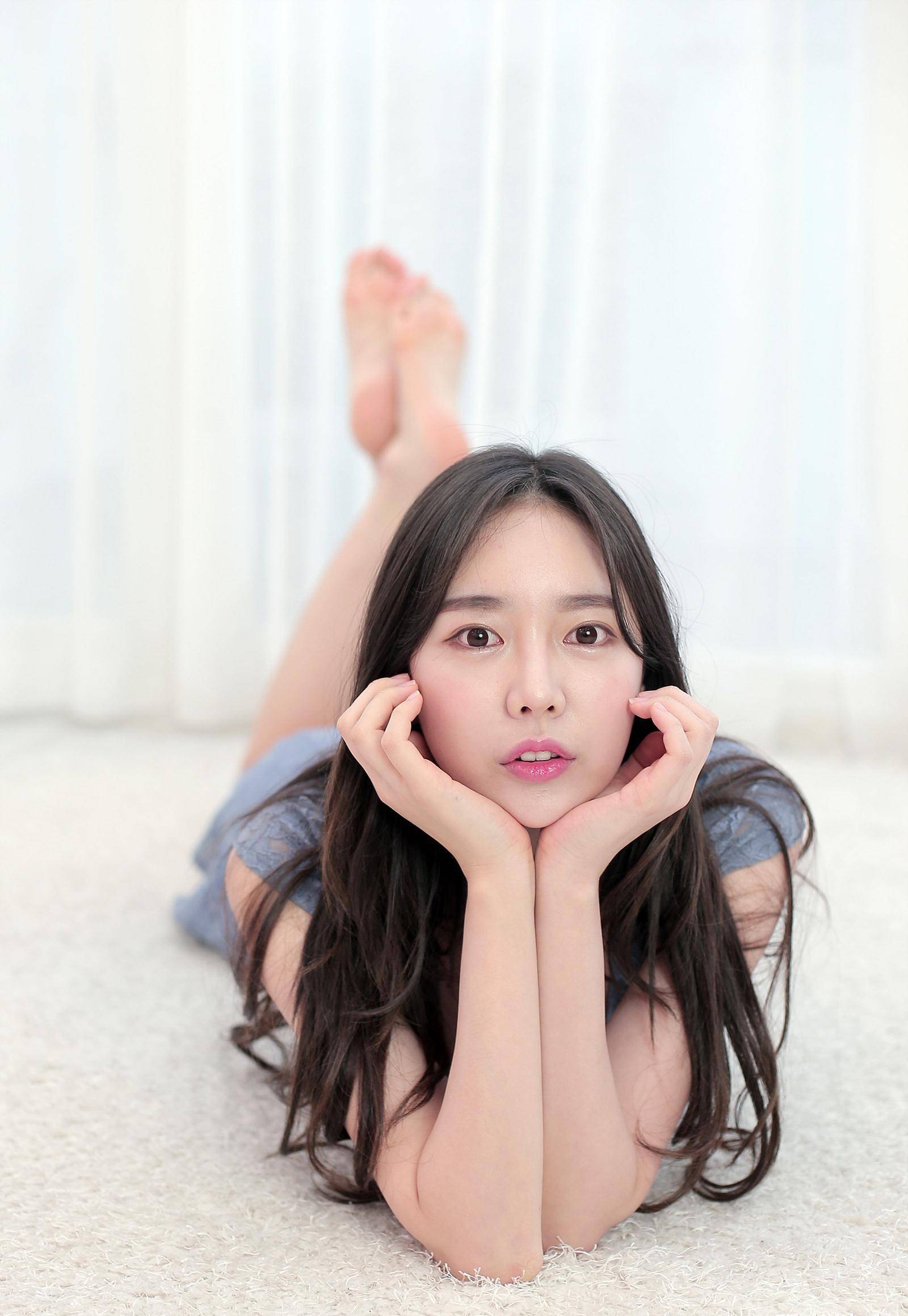 肤白貌美大长腿的国外模特,穿时尚连衣裙的样子温柔又甜美_脑海_美女