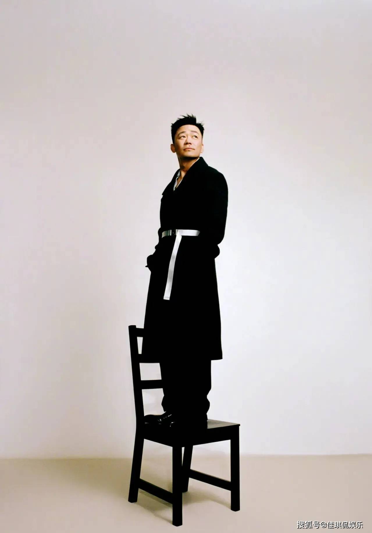 原创王宝强越来越有精英气质了站凳子上这张最帅