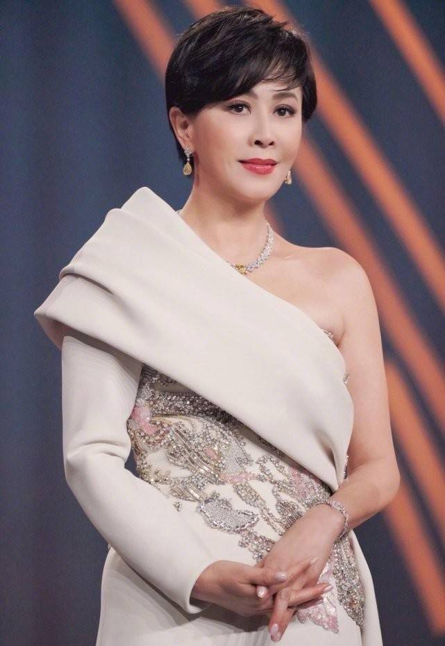 刘嘉玲年纪大了穿衣更大胆!