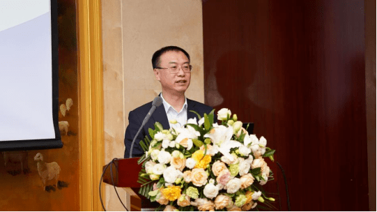 由吉大一院副院长王海峰,胸外科党支部书记崔有斌,肺移植团队负责人