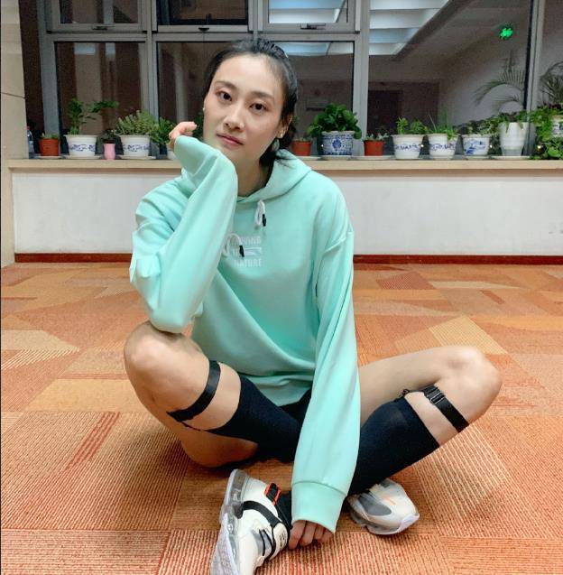 撑杆跳李玲:11岁登台走秀,4度刷新亚洲纪录,向伊娃恩师取经_教练_周铁