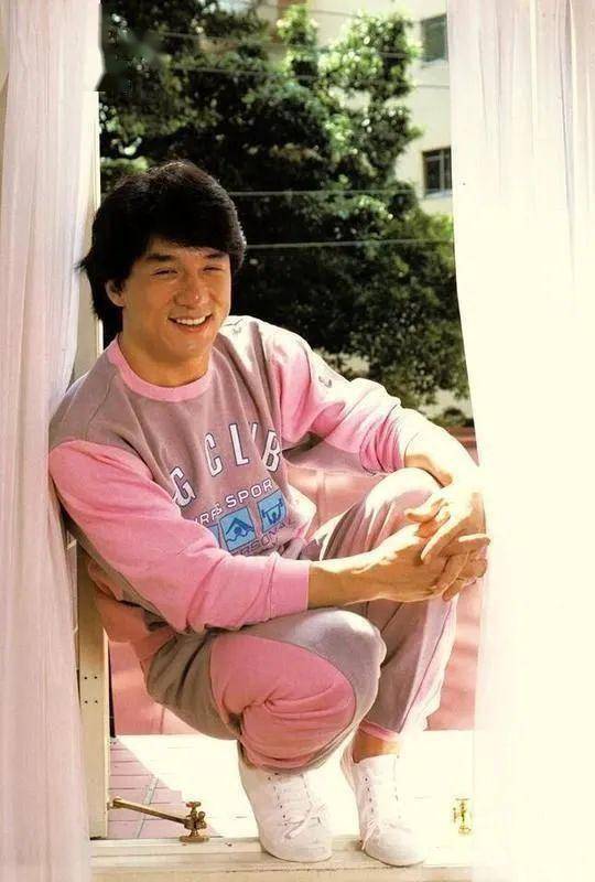 没想到,30年前的成龙竟如此时髦!