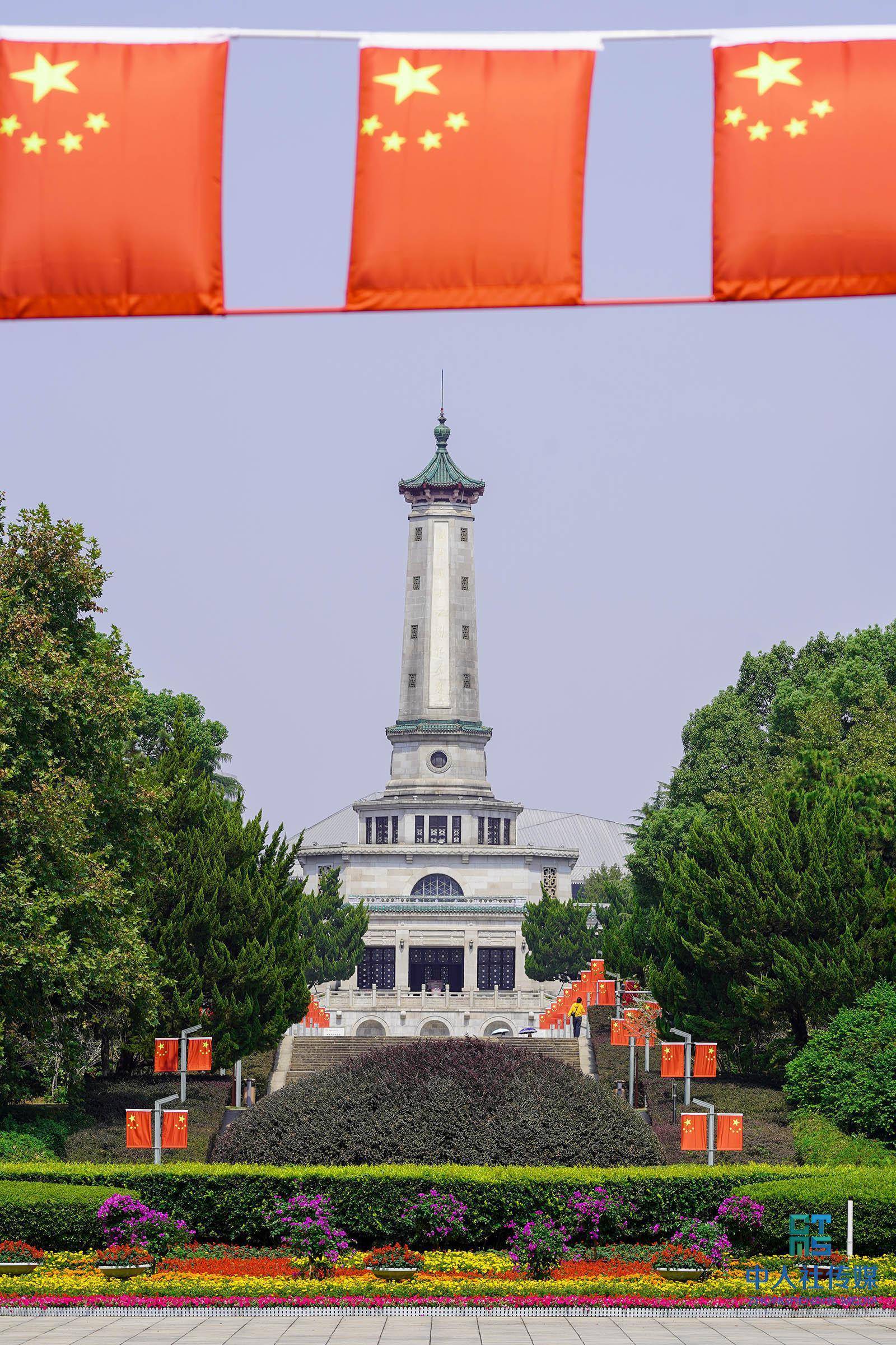 烈士公园红旗飘,长沙国庆气氛渐浓_市民_迎风_角落