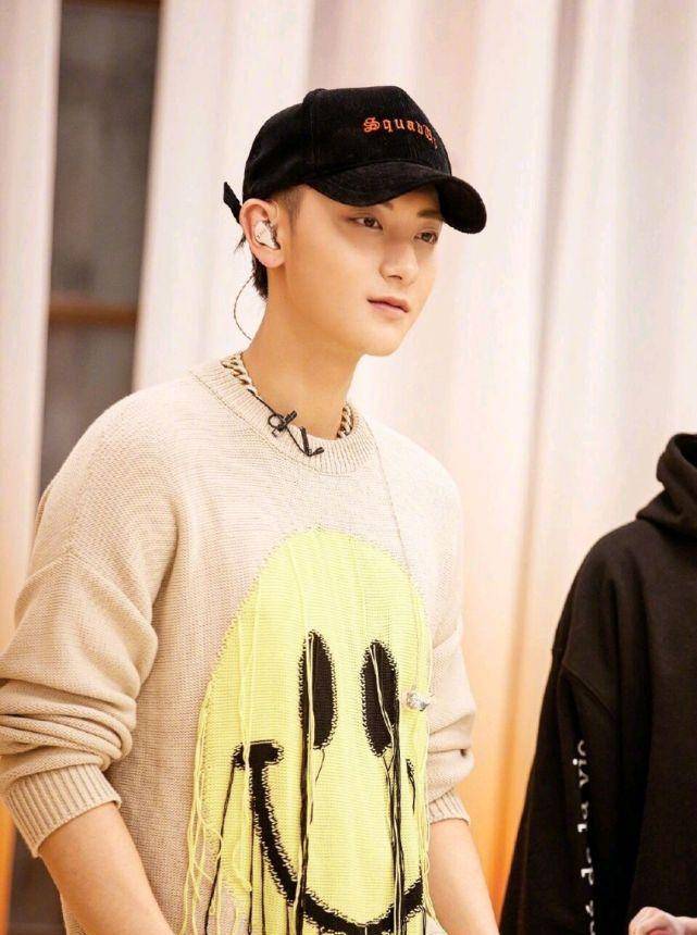 赵丽颖和黄子韬撞衫,两人穿同款笑脸图案针织衫,男的帅,女的美_时尚