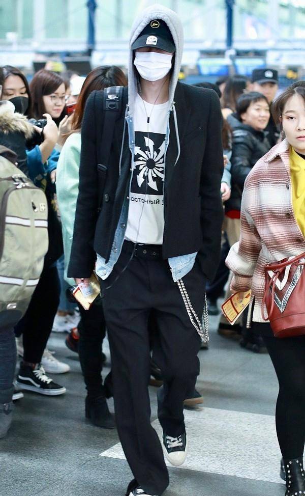 王一博的腿让女生都羡慕,穿破洞裤又细又长,走路都像在走秀