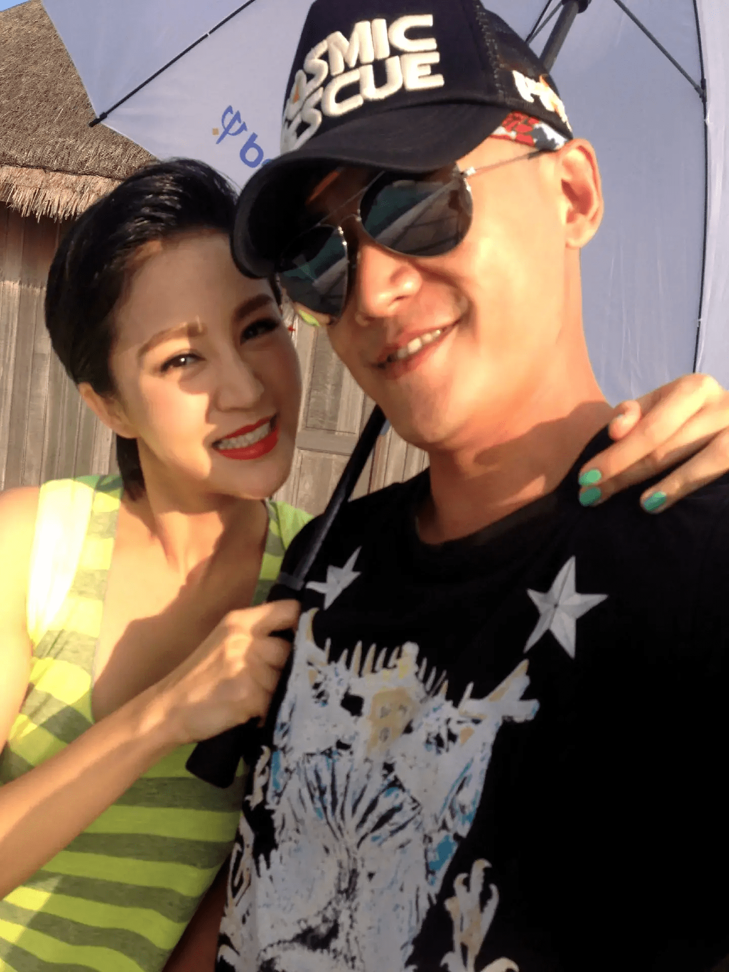 鮑蕾曬全家出遊照,摟著陸毅甜笑 3 33cbb96edcca483a8ab157e7a7106058